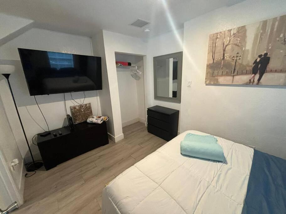 Quiet & Centrally Located House - Private Parking, Laundry And Storage For Luggage 마이애미 외부 사진