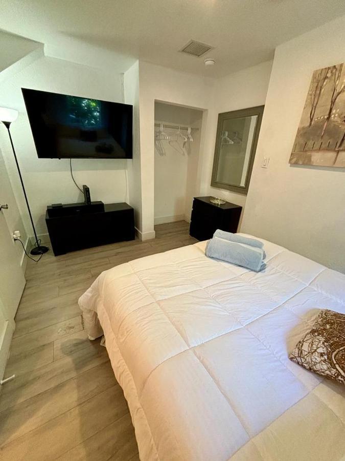Quiet & Centrally Located House - Private Parking, Laundry And Storage For Luggage 마이애미 외부 사진